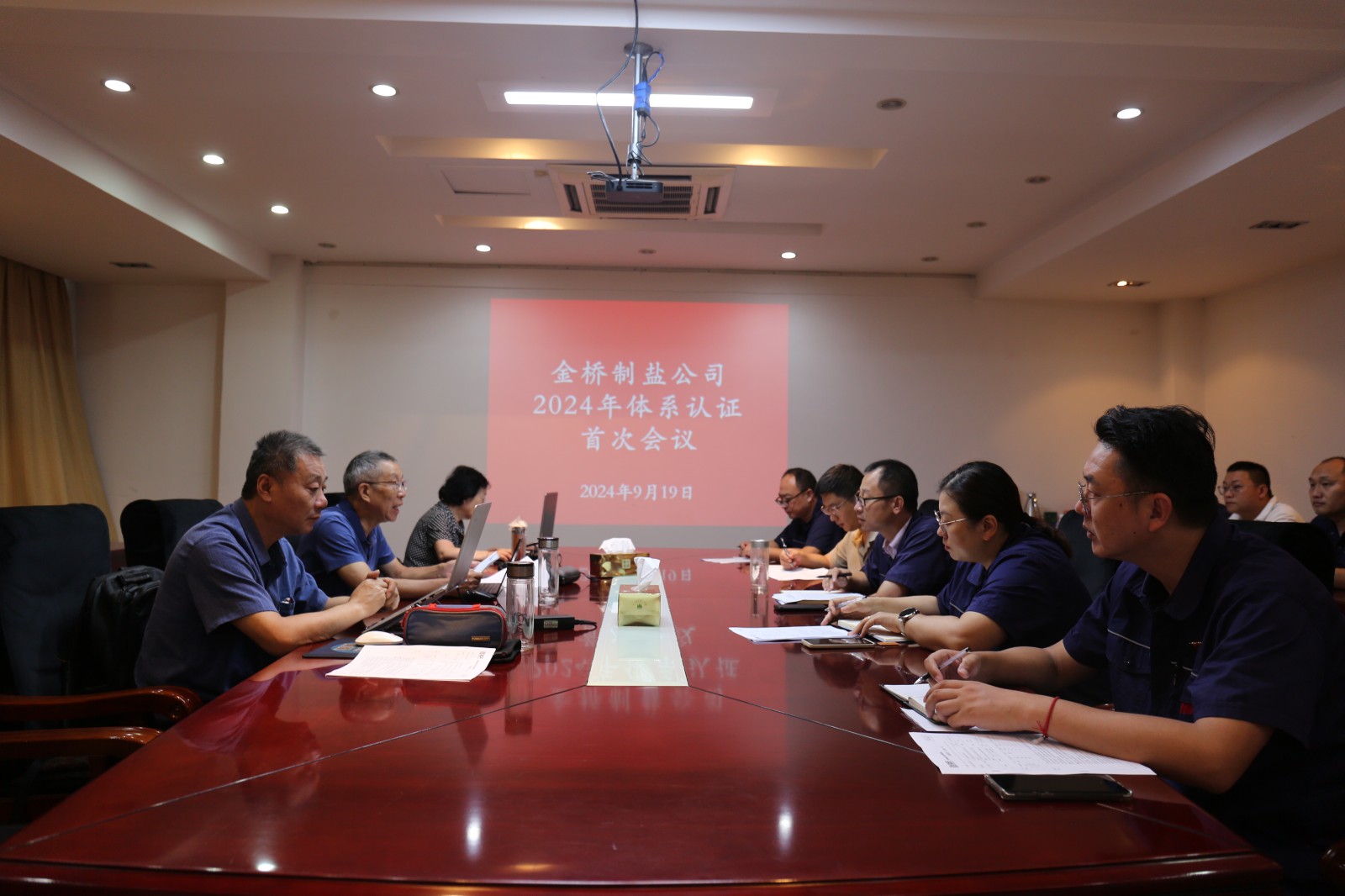 近日，金橋制鹽公司通過北京世標(biāo)認(rèn)證中心審核，給予食品安全管理體系、環(huán)境管理體系和職業(yè)健康安全管理體系認(rèn)證“保持認(rèn)證資格”的監(jiān)督審核結(jié)論，給予質(zhì)量管理體系認(rèn)證“再次注冊”的再認(rèn)證審核結(jié)論。通過審核，是對公司精細(xì)化管理成果的檢驗，促進(jìn)公司內(nèi)控管理水平持續(xù)提升。（李曉月）